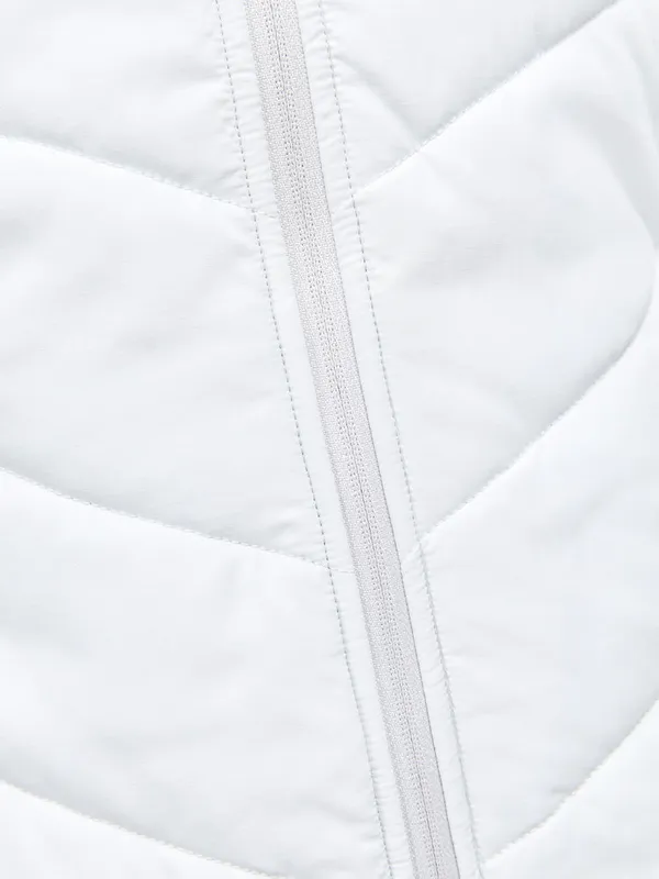 1911001-914000_ADV  Explore Hybrid Jacket W_Closeup6.jpg
